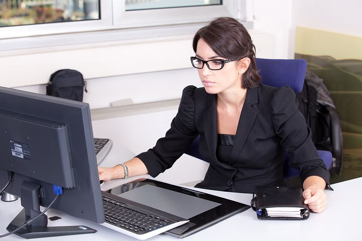 Woman undertaking accounting internships